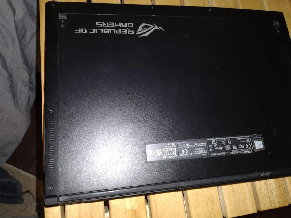 ASUS ROG ZEPHYRUS GX501GI Foto 2 de 3