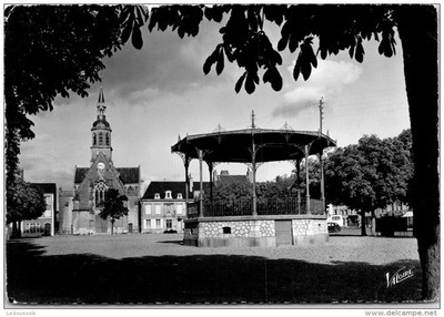 41 MONTOIRE SUR LE LOIR - der Place Clemenceau und die Kirche
