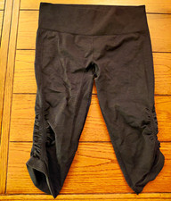 Lululemon Women s Black Cropped Leggings Size...