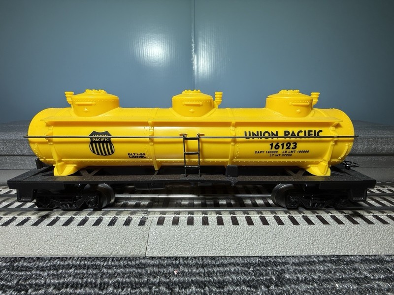 Lionel 6-16123 - Union Pacific Three Dome Tank Car - NOS Condition - 1993