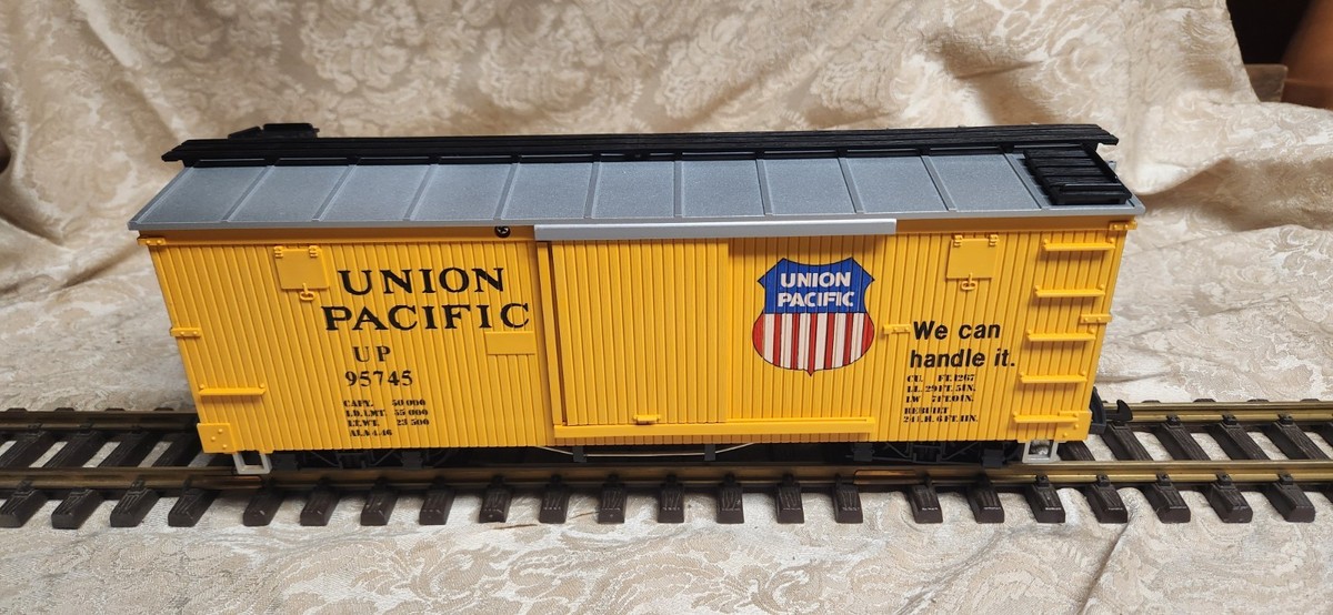 LGB 4067-A01 G Scale Union Pacific Boxcar w/Plastic Wheels #95745
