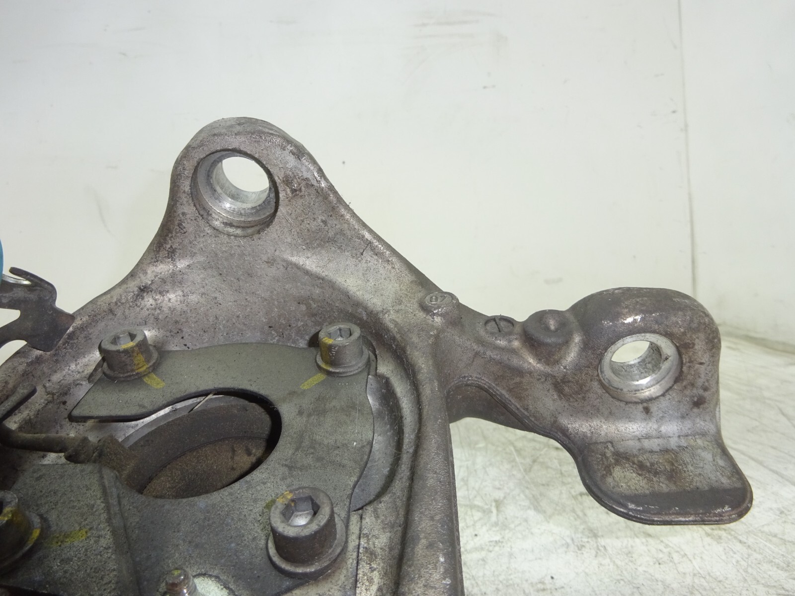 03-07 Maserati Quattroporte Front Left Driver Spindle Knuckle Hub OEM DE2209189