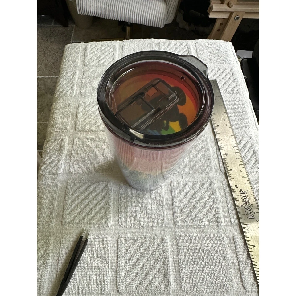 Vaso de viaje Disney Pride arco iris Mickey Mouse Love 20 oz sin pajita usado en excelente estado Foto 2 de 4