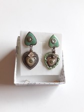 Boucles d'oreilles cœurs verts asymétriques pour oreilles percées RÉMINISCENCE
