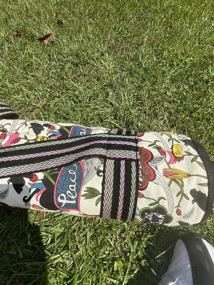 Sakroots Peace Yoga Ejercicio Mat Bolso de Lona Sobre el Hombro con Una Estera Púrpura Foto 2 de 4