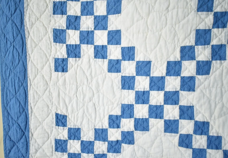 Colcha de berço antiga corrente irlandesa azul e branca vintage dos anos 30! - Imagem 3 de 4