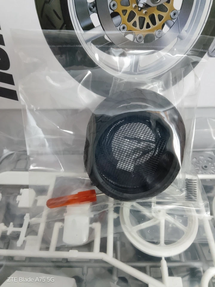 TAMIYA 14057 KIT 1/12 - HONDA VFR 750 R (RC 30) - Carena Trasparente - Immagine 3 di 4