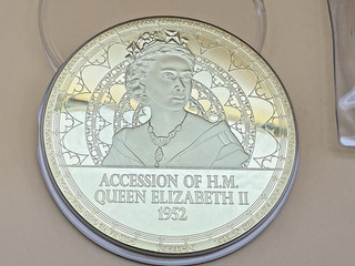 Queen Elizabeth II 1952 Accession Medaille 100mm vergoldet 2016 COA selten