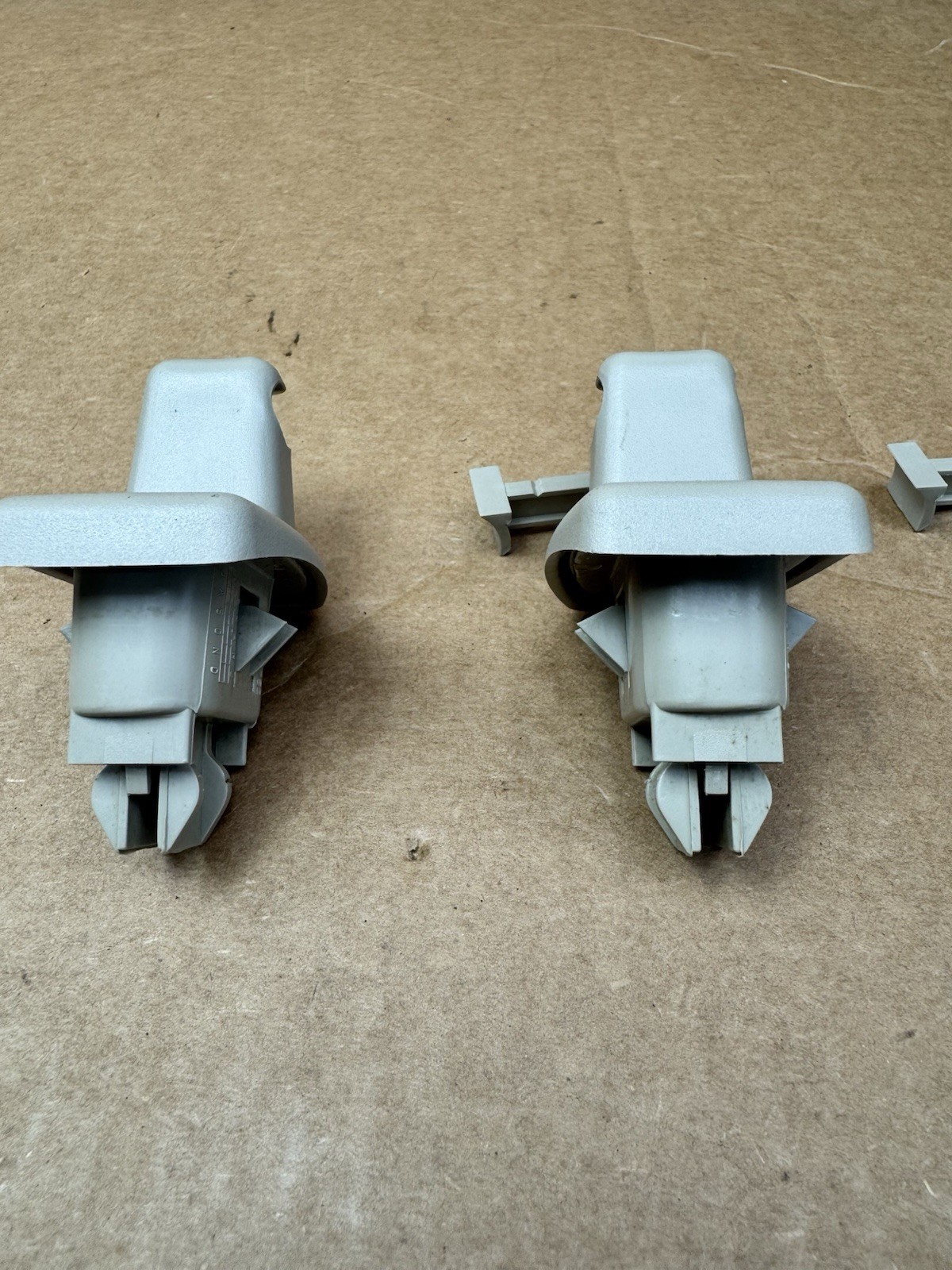 2003-2009 Chevolet Express GMC Savana Van Sun Visor Clip Retainer Set OEM x2 thumbnail 8