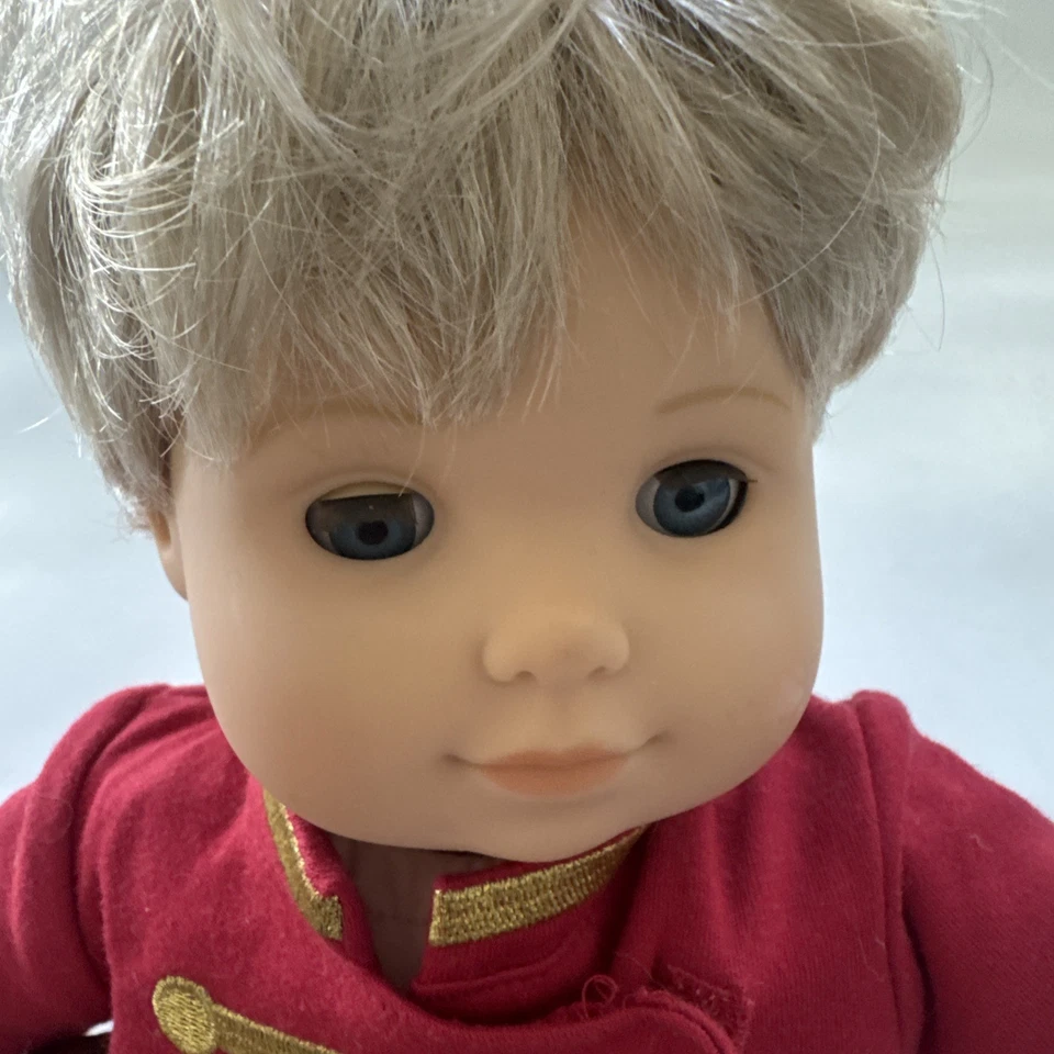 American Girl Bitty Twins MUÑECA NIÑO y Juguete Soldado Conjunto Folleto Cabello Rubio Foto 2 de 4