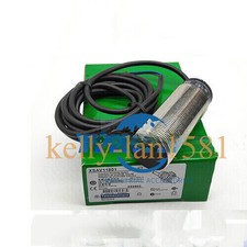 1pcs New Schneider Proximity Switch XSAV-11801 in Box Free Shipping