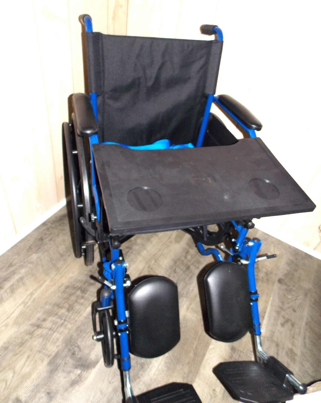 Drive Medical BLS18FBDELR Blue Streak Lightweight Wheelchair with
