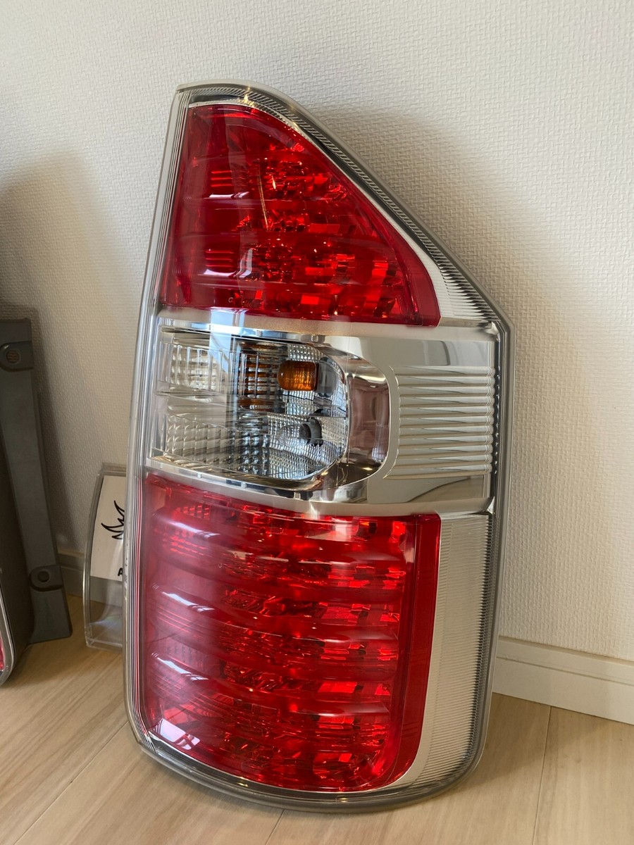 Toyota Noah Voxy ZRR70 ZRR75 Genuine Tail Light Rear Lamp