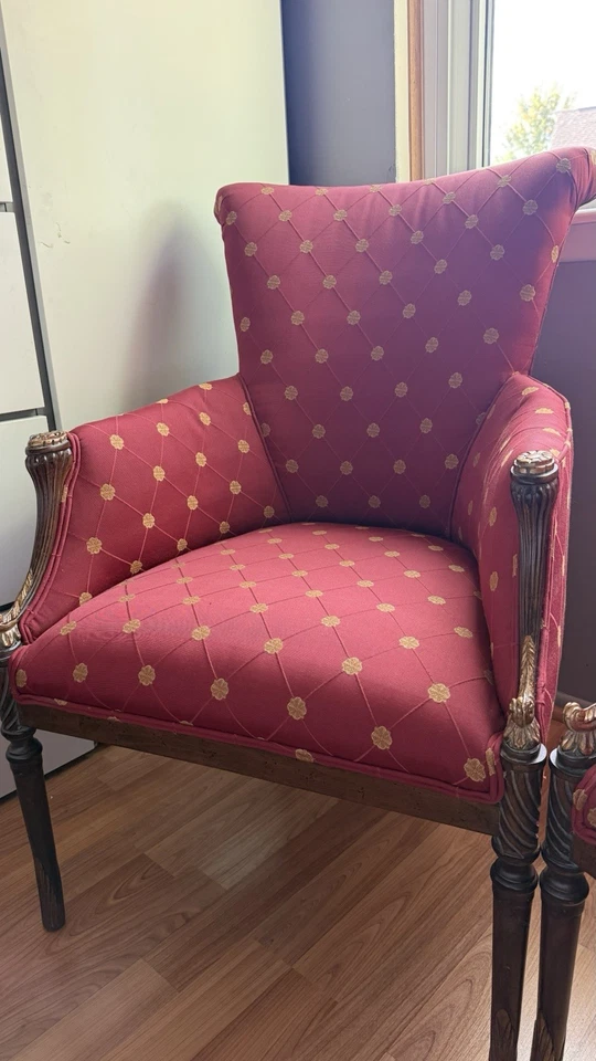 🪑 Par de elegantes sillas vintage rojas y doradas - Casa Stradivari, Brooklyn NY Foto 3 de 4