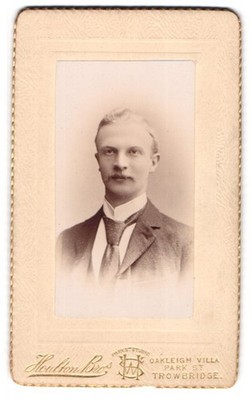 Fotografie Holton Bros, Trowbridge, Park St., junger Herr mit Schnauzer im Anzu 