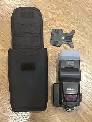 Nikon Speedlight SB-800 Flash with mount and carry-case