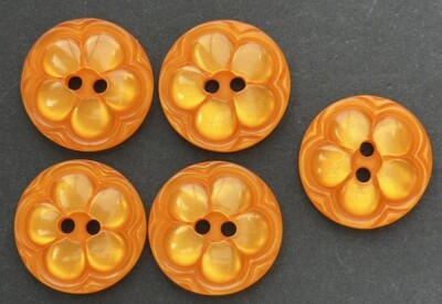 Orange erhaben Blumenmotiv Knöpfe 27 mm Durchmesser 2 Loch 4 Stück + 1 GRATIS (q1049)