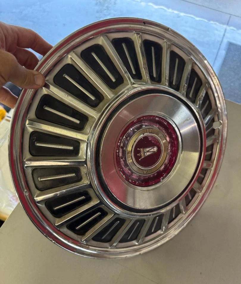 X1 DE COLECCIÓN 1967-1972 FORD GALAXIE LTD TAPACUBOS CUBIERTA DE RUEDA TAPA CENTRAL TIENE DESGASTE Foto 2 de 4