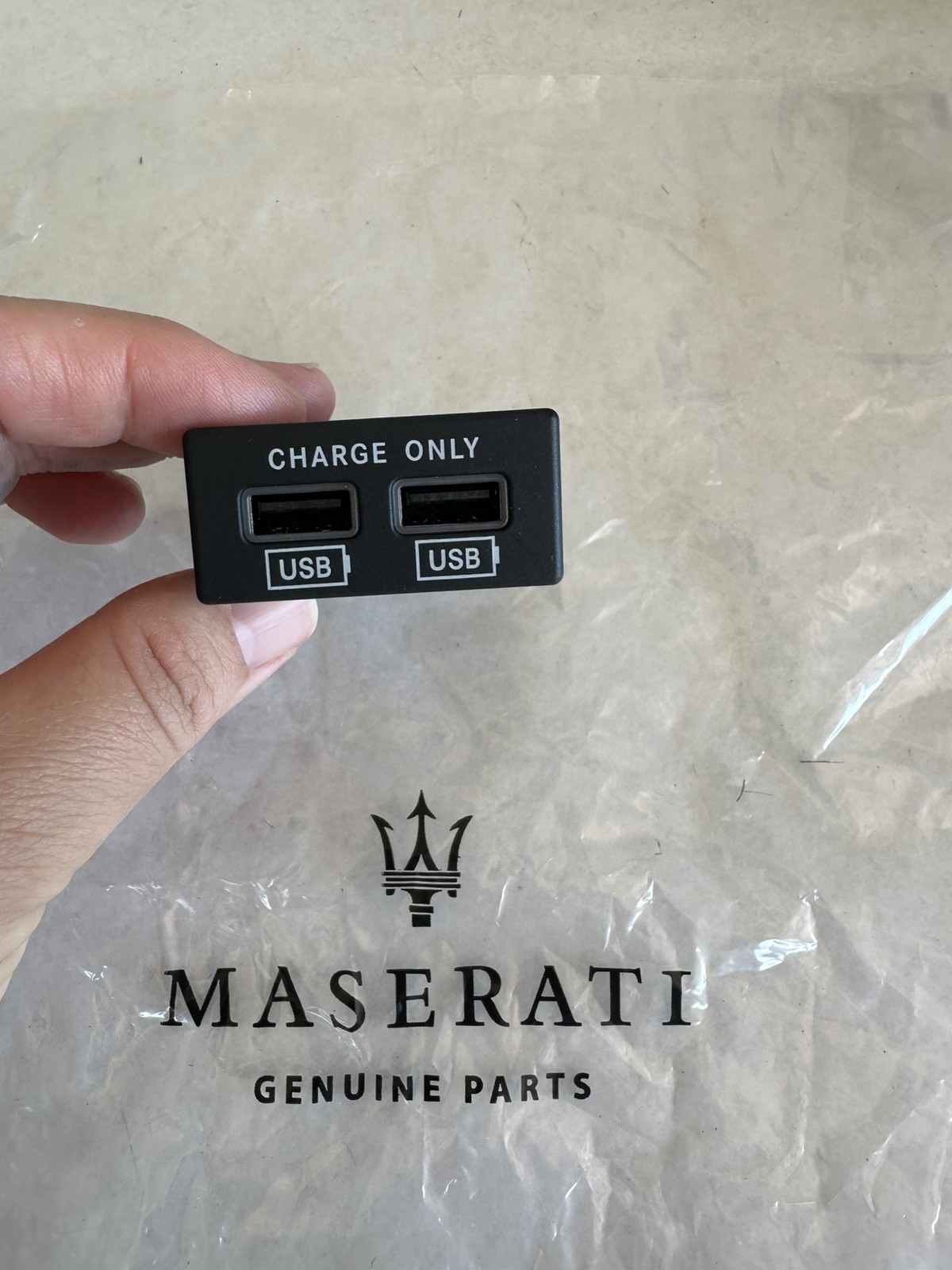 MASERATI DUAL USB CHARGING PORT SOCKET 68322329AB OEM 