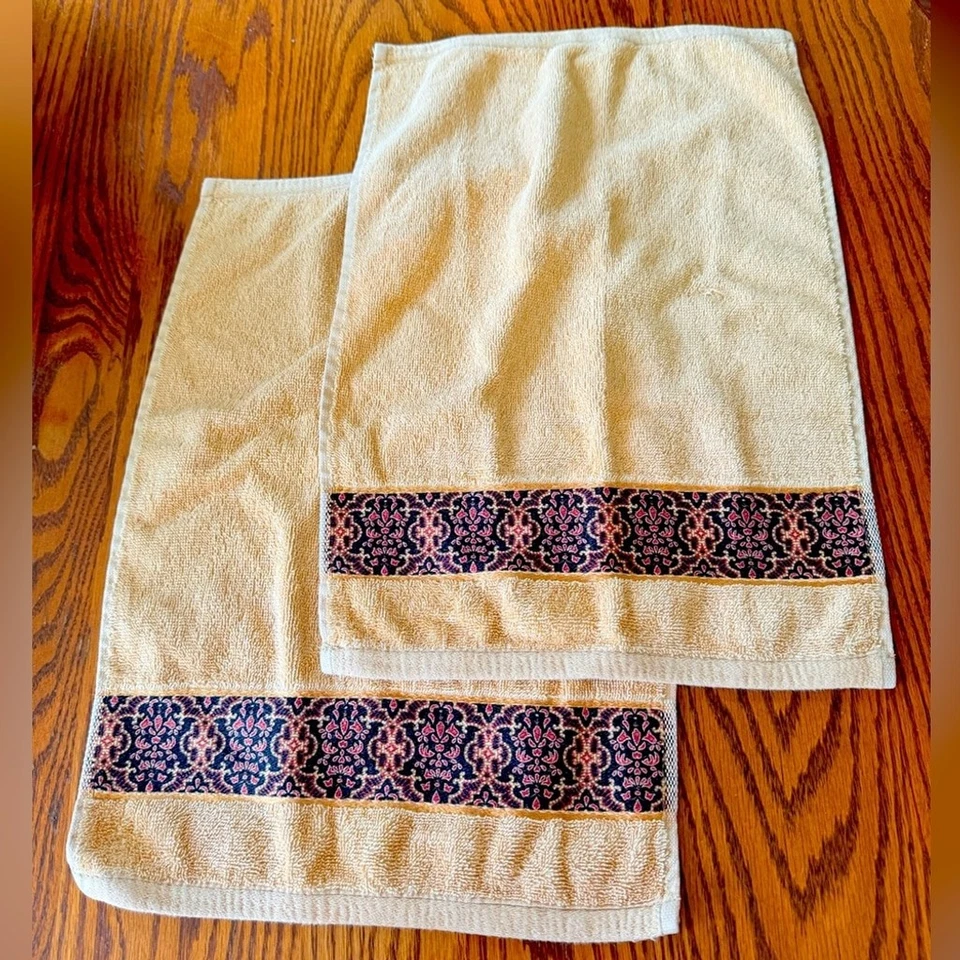 Juego de 2 toallas de mano Waverly de algodón amarillo dorado con detalles rojos y negros Foto 2 de 4