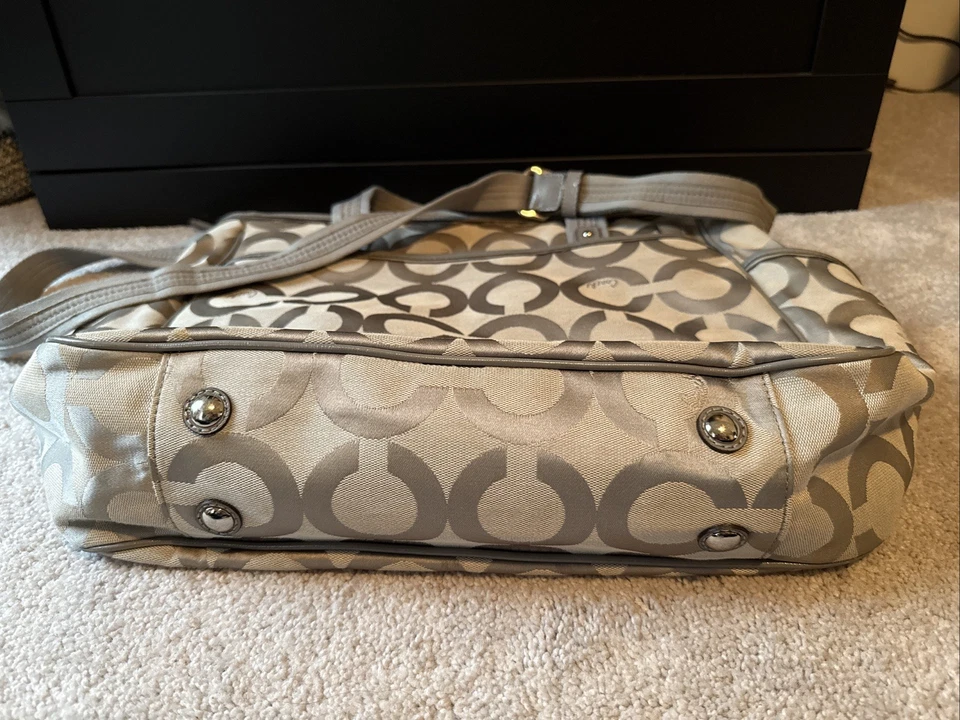 Сумка с короткими ручками Coach Signature OP Art C светло-серая многофункциональная для детских подгузников 16981 - Изображение 4 из 4