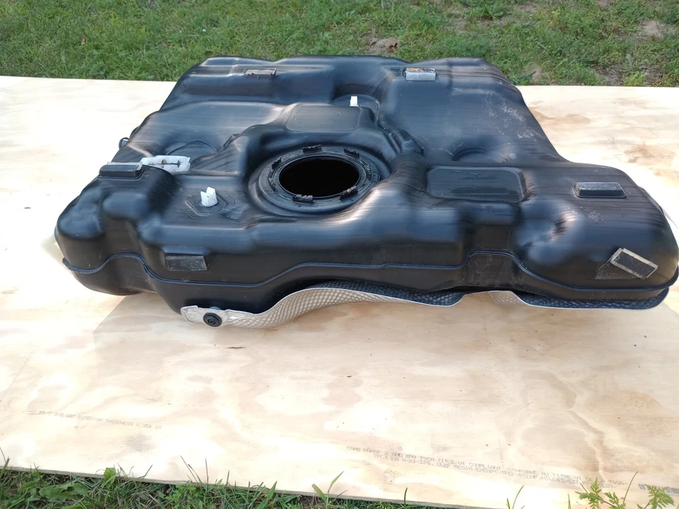 Chevrolet Malibu 2016-2018 1,5 L depósito de tanque de combustible de gasolina con escudo térmico OEM Foto 3 de 4