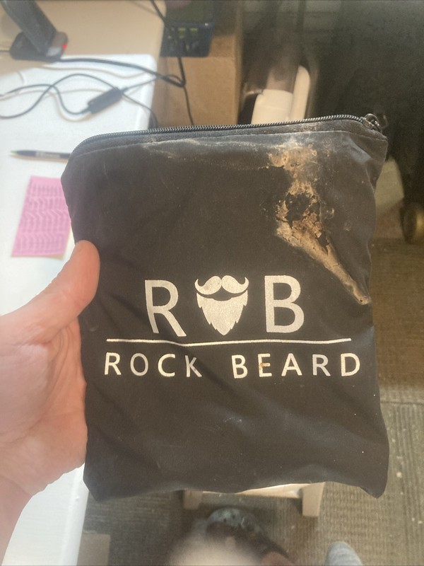 BEARD ROCK ~ Men's Beard Hair Trimmings Bib. No Mess Shaving Cape + Pouch. NEW