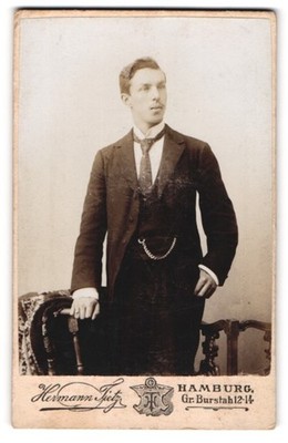 Photograph Hermann Tietz, Hamburg, size burstah 12-14, young man in suit with  