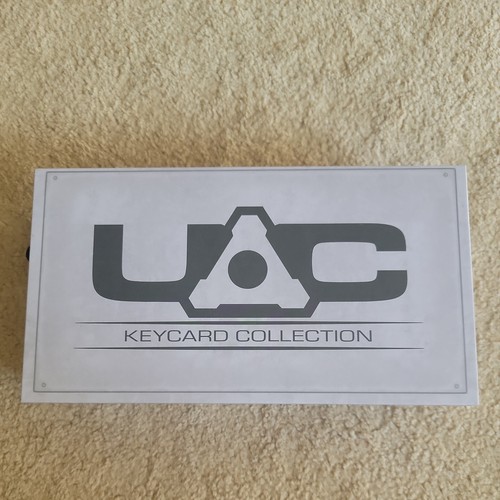 Set Da Collezione: DOOM Eternal UAC Metal Red Key Card E Lingotto Fallout 25° Anniversario