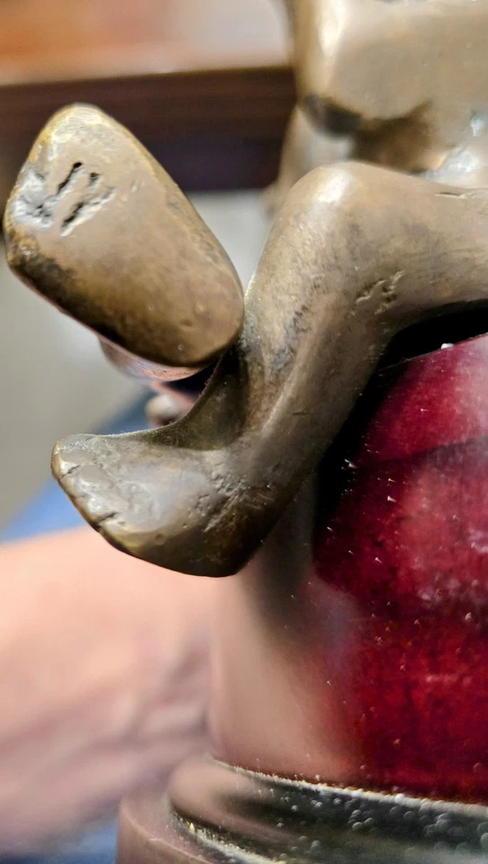 Antigua escultura de bronce tres ángeles sosteniendo velas años 20 firmada LV (Aronson) Foto 4 de 4