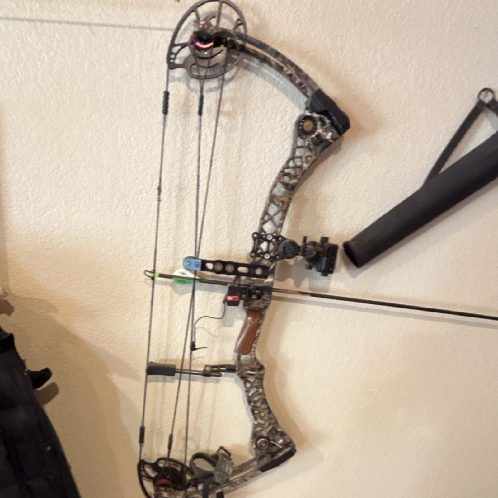 Mathew’s monster compound bow McPherson series 