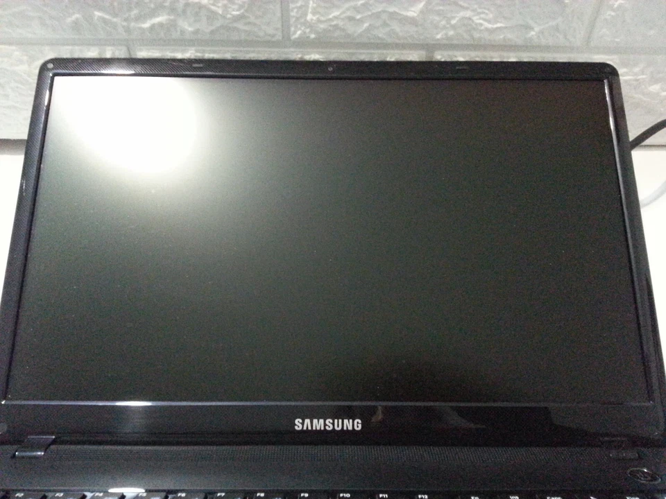 NOTEBOOK PORTATILE SAMSUNG MODELLO NP300E5A 8 GB RAM 512 HDD SSD - Imagen 3 de 4