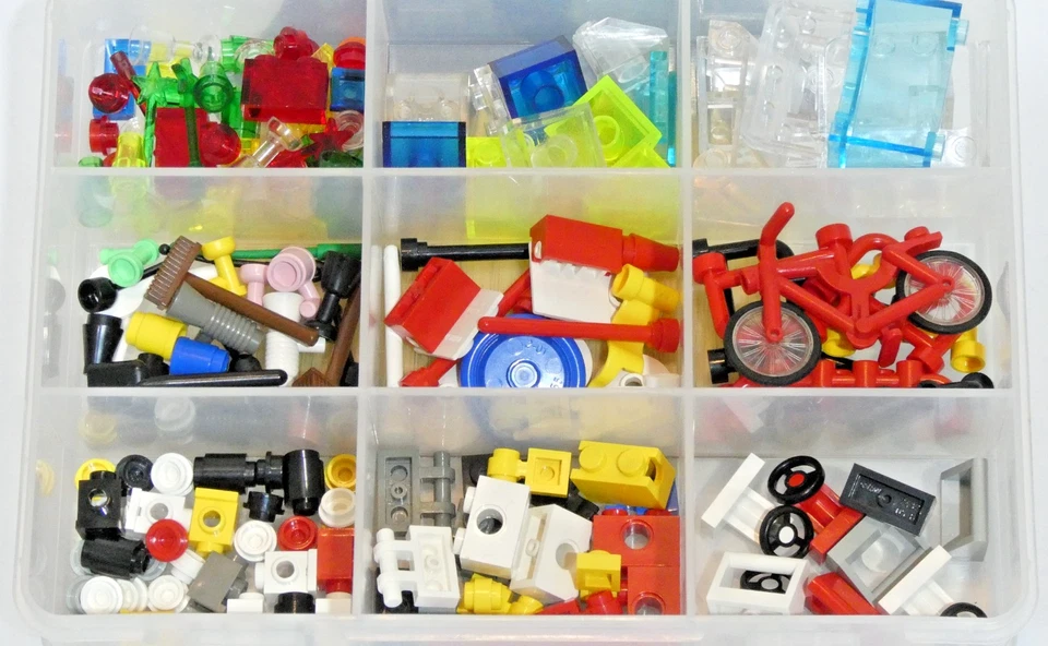 Lego Konvolut transparente und Spezialsteine sowie Zubehör in Sortierbox - Bild 2 von 3