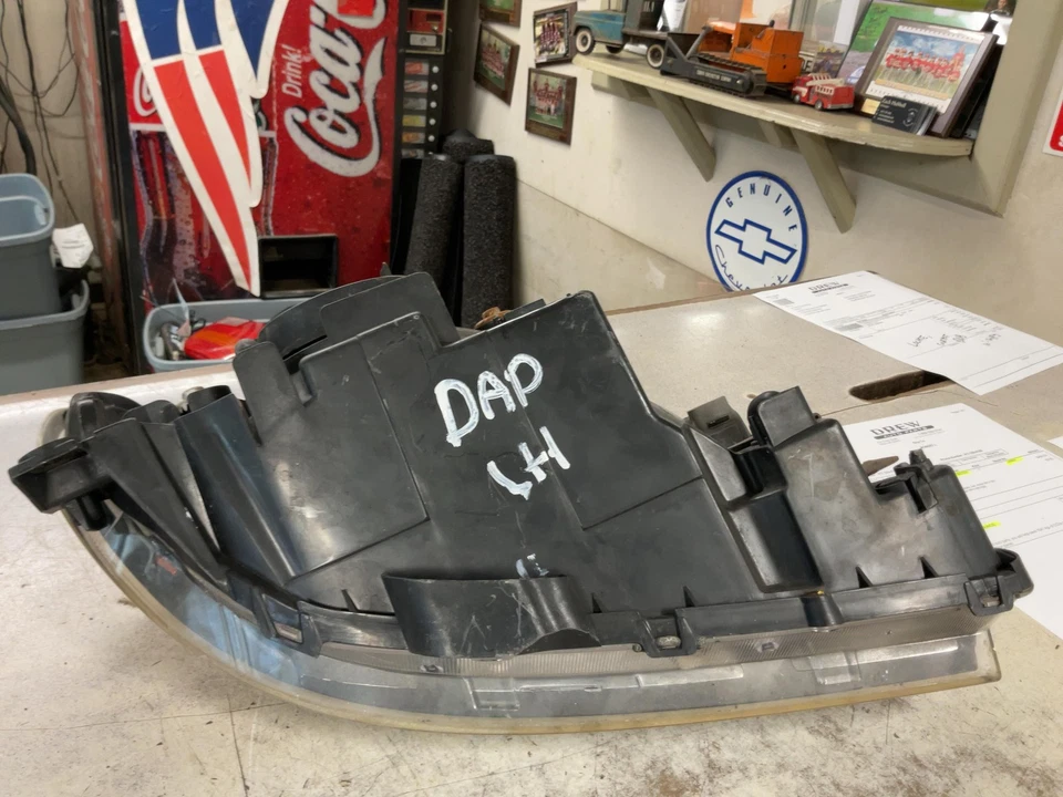 Headlamp Assembly MAZDA PROTEGE Left 01 02 03 LH LIGHT *BROKEN MOUNT SEE PIC* - Изображение 4 из 4