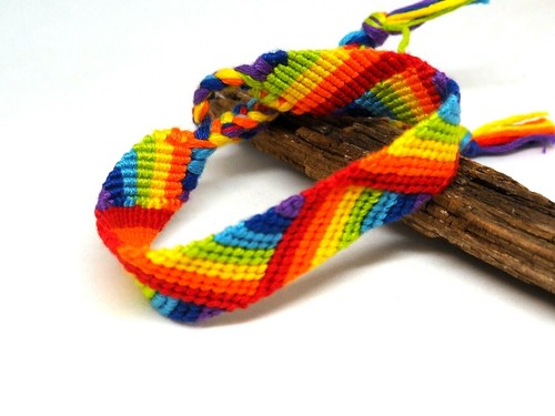 Pulsera macramé "arcoiris " en hilos de algodón - Imagen 2 de 5
