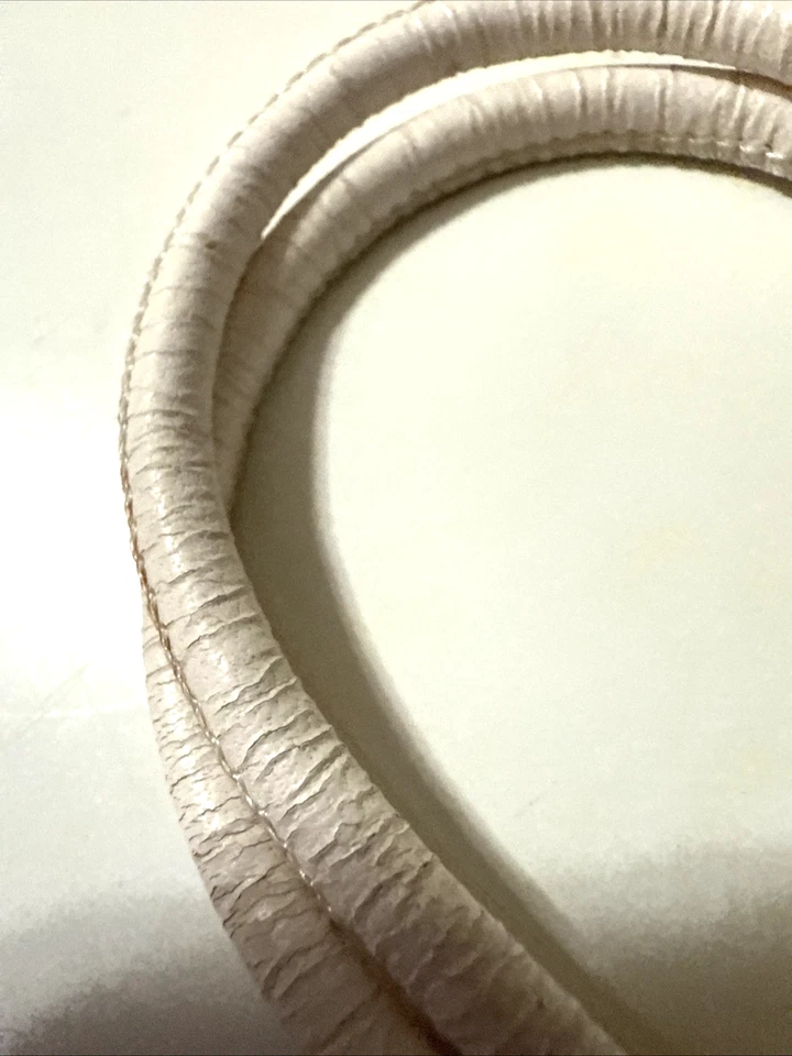 Pulsera de cuero blanco MICHAEL KORS tono dorado cierre de gancho 7 1/4" Foto 4 de 4