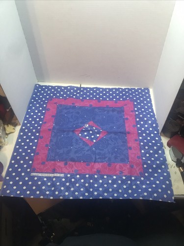Tessuto a pois rosa e blu vintage