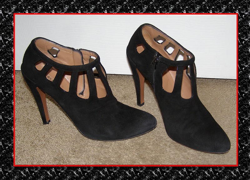  ALAIA sz 9/40 Black Suede Cut out Ankle booties Chic ankle boots cut out detail