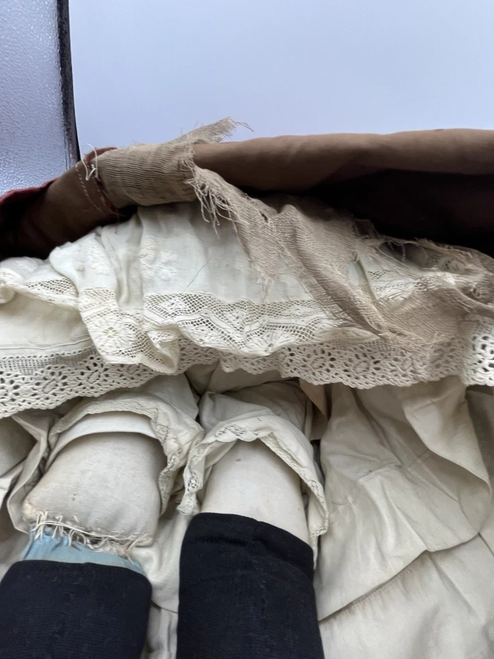 Antigua muñeca de tela 1900-o antigua, solo cuerpo sin cabeza aserrín vestido borgoña como está Foto 3 de 4