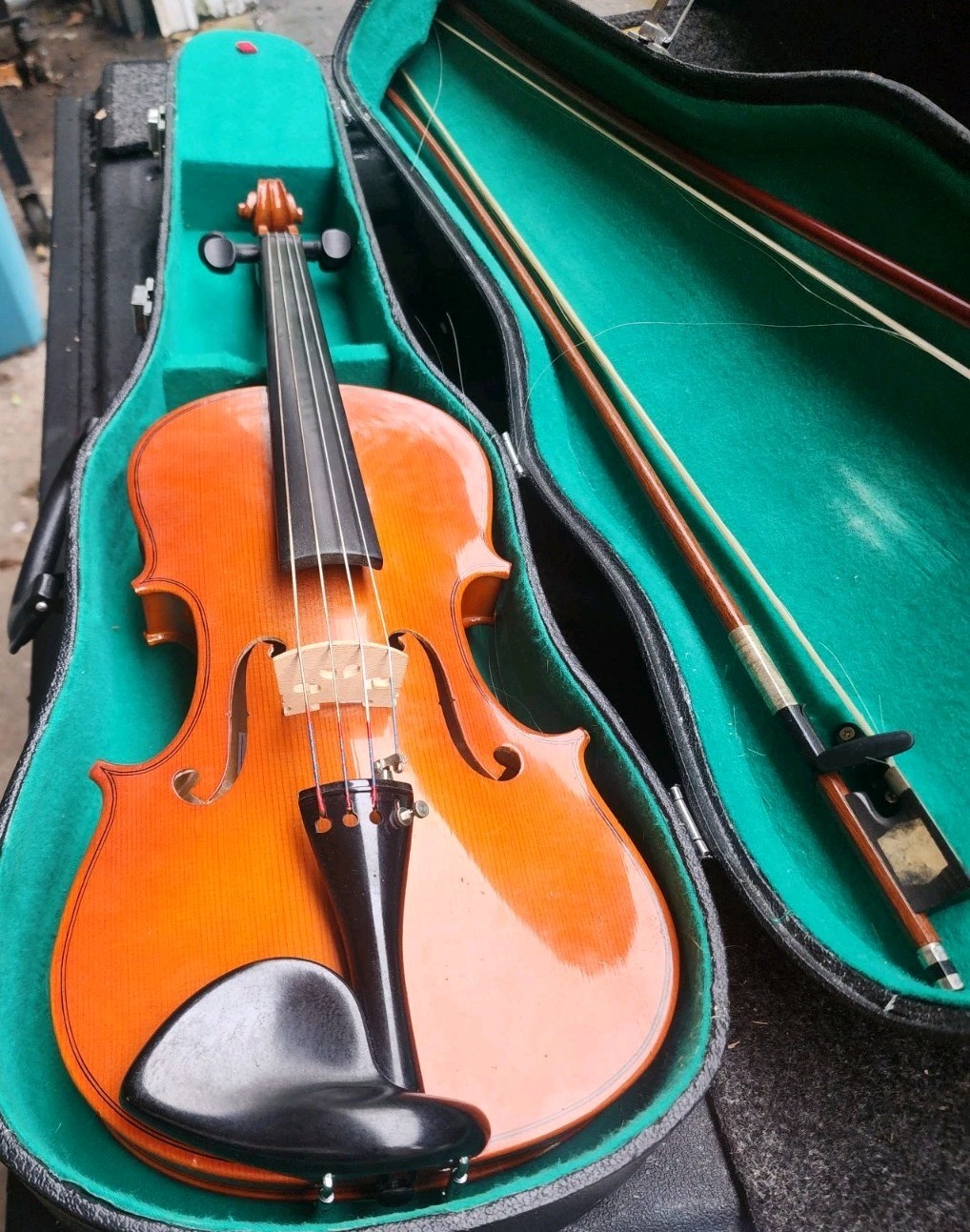 Antonius Strings Full Size 4/4 Violin with Bows and case