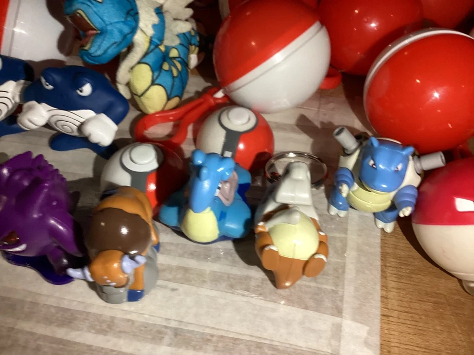 29 Juguetes Pokémon Burger King 1999 14 Pokémon y 15 Pokeball (Gengar Lapras y más) Foto 2 de 4