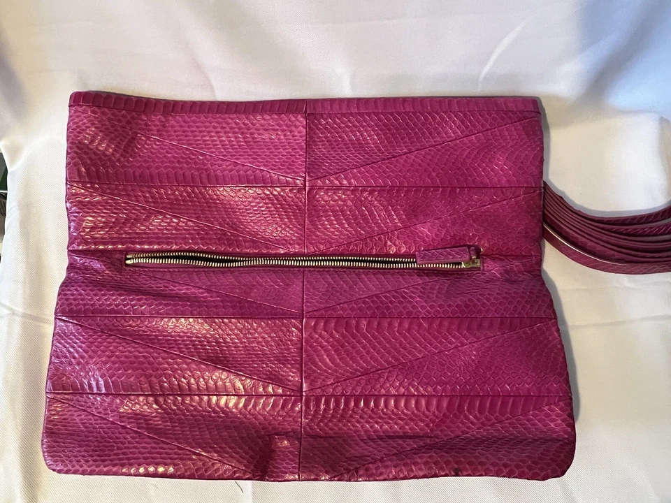 Bolso de mano plegable de piel de serpiente magenta Brian Atwood Foto 3 de 4