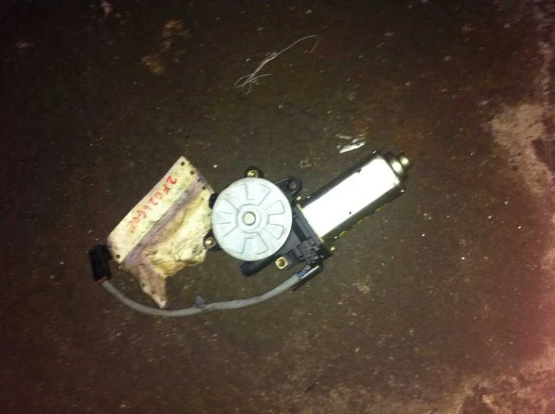 98 99 00 01 MOTOR ELEVALUNAS IZQUIERDO NISSAN ALTIMA TRASERO  Foto 2 de 2