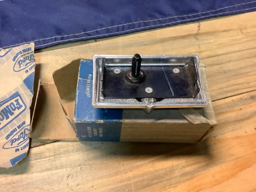 NOS 1966 Mercury Comet Caliente V8 grill emblem ornament - Bild 3 von 4