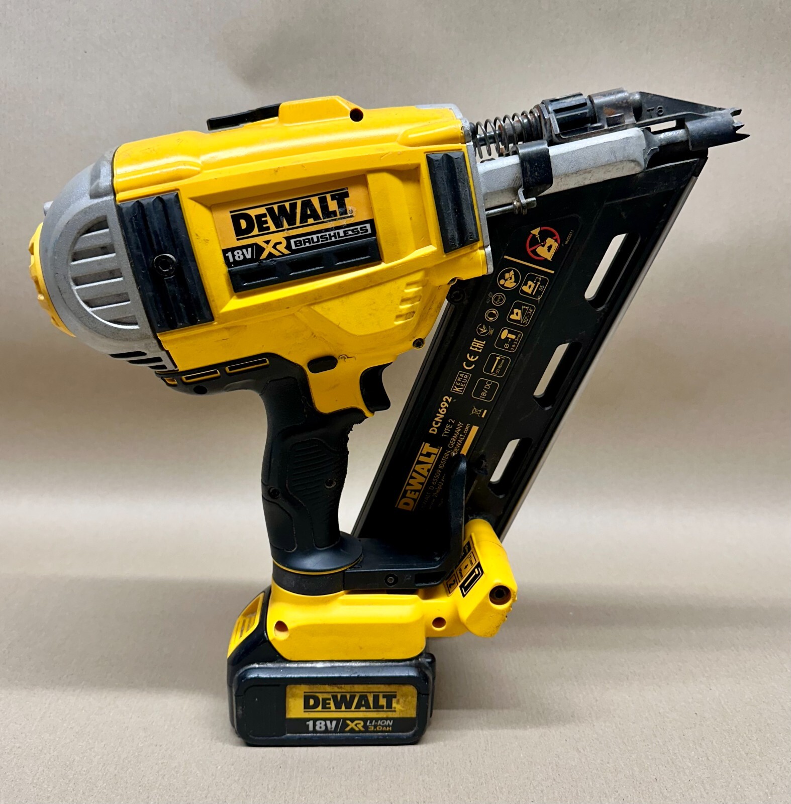 DeWalt DCN692 18V XR Brushless First Fix Angled Nail Gun Type2 & 3.0Ah