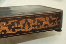 3FN)  Antik Holz Podest mit Intarsien Glasdom Pendule  Kaminuhr um 1900