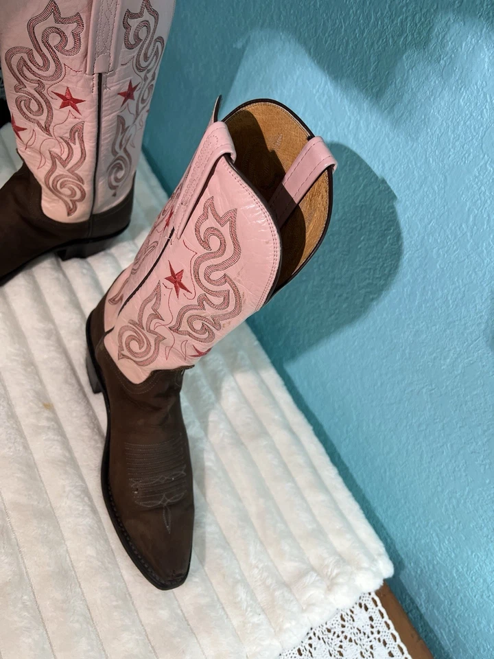 1883 BY LUCCHESE КОВБОЙСКИЕ САПОГИ 8B полностью мягкая кожа. Вышитые розовые, красные звезды - Изображение 2 из 4