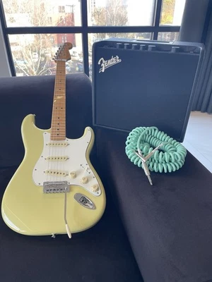 FENDER PLAYER 2 STRATOCASTER HIALEAH YELLOW FENDER MUSTANG WITH LT25 AMP