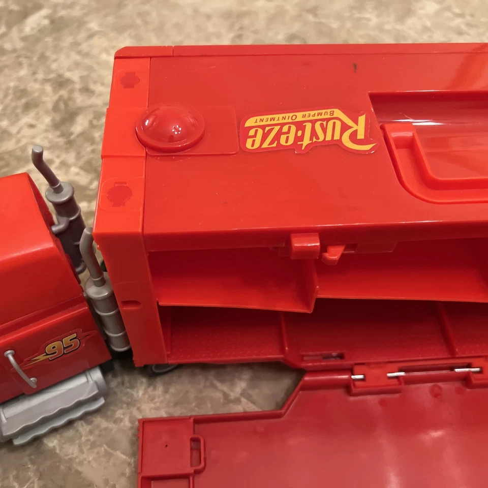 Estuche de transporte de almacenamiento para camión Mack Hauler Disney Pixar Cars se adapta a 16 autos de 18 pulgadas Foto 4 de 4