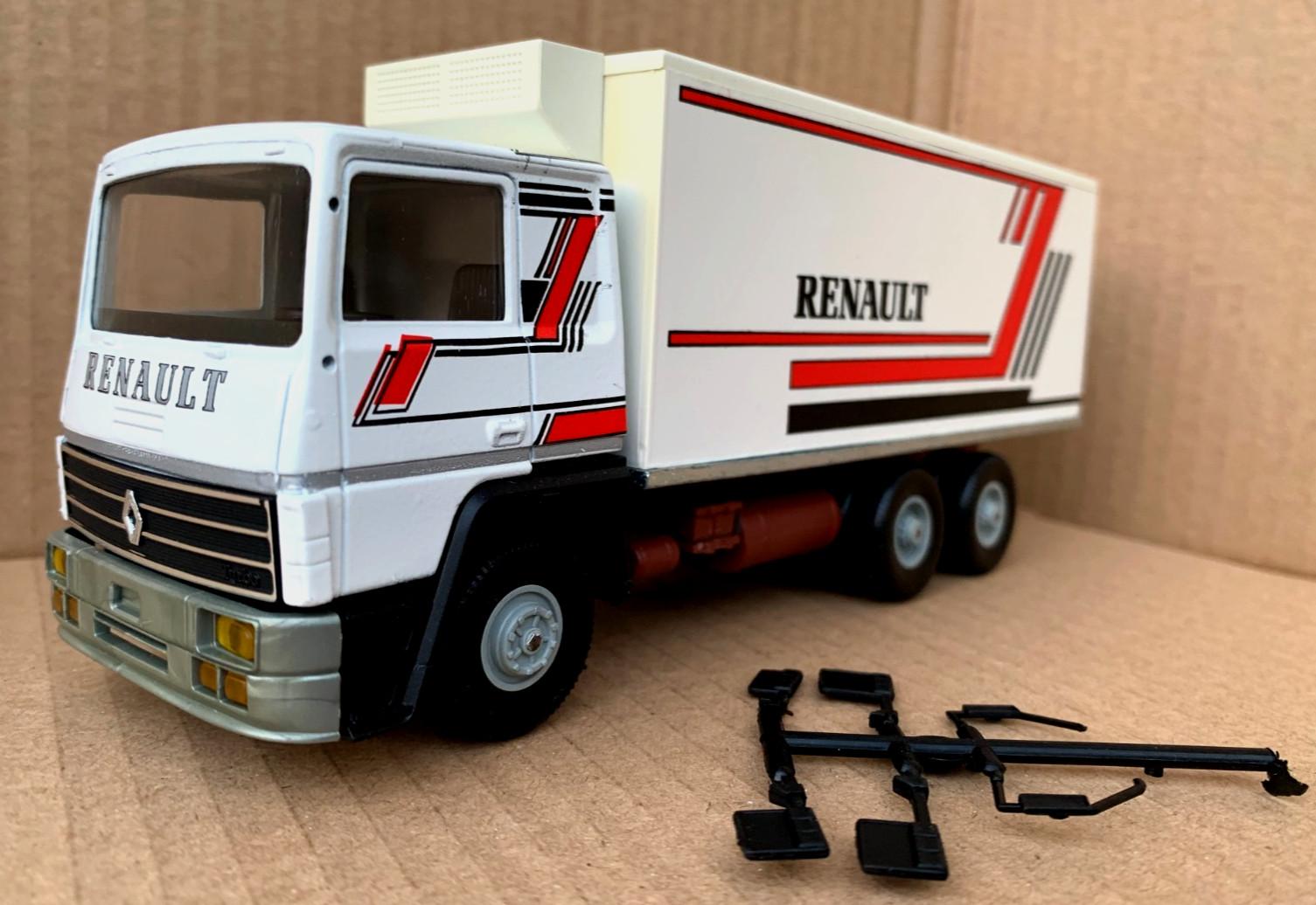 Camion miniature Renault R 360 Eligor, le souvenir des routes de notre enfance à l'échelle 1/43